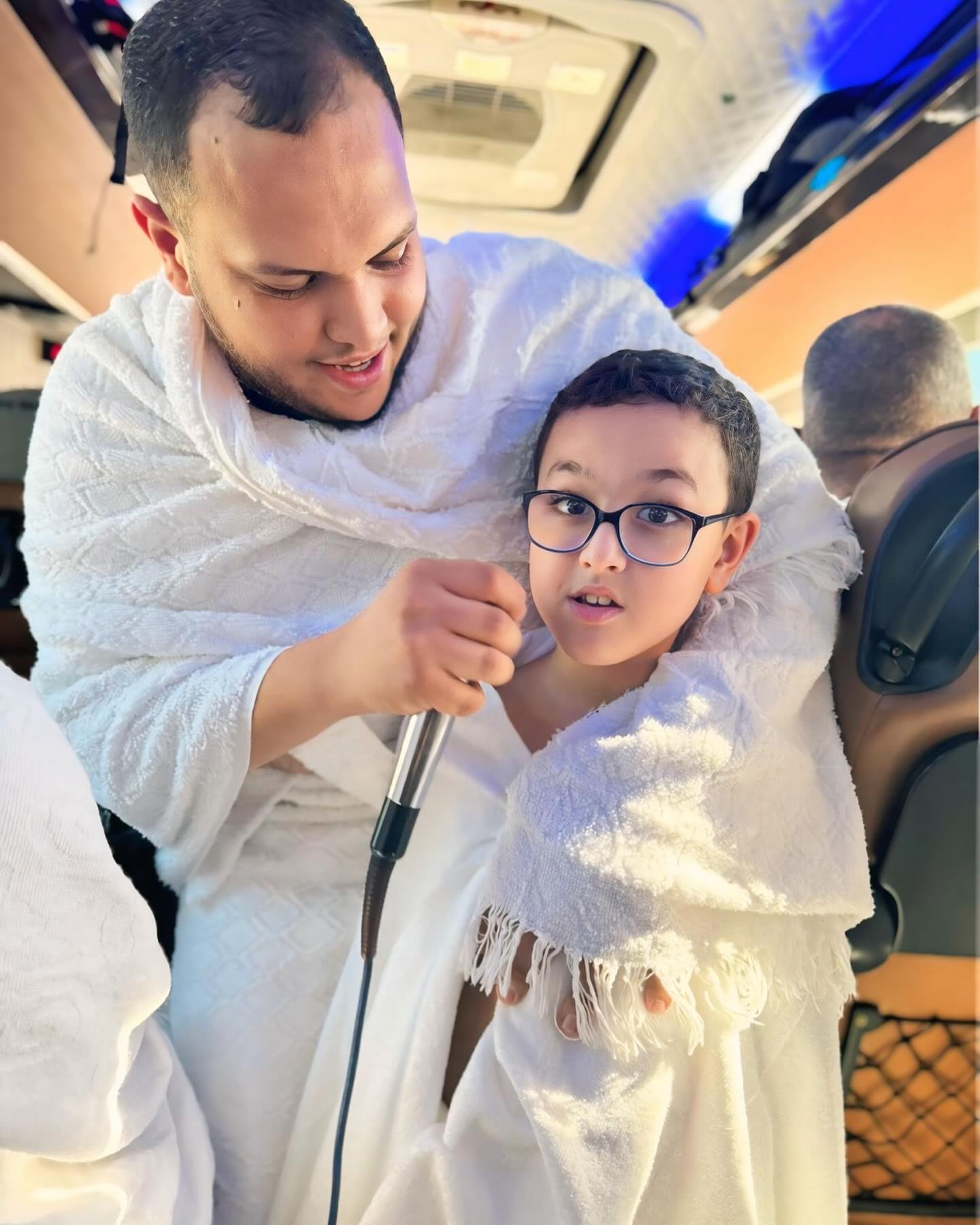 أب وطفله أثناء رحلة العمرة