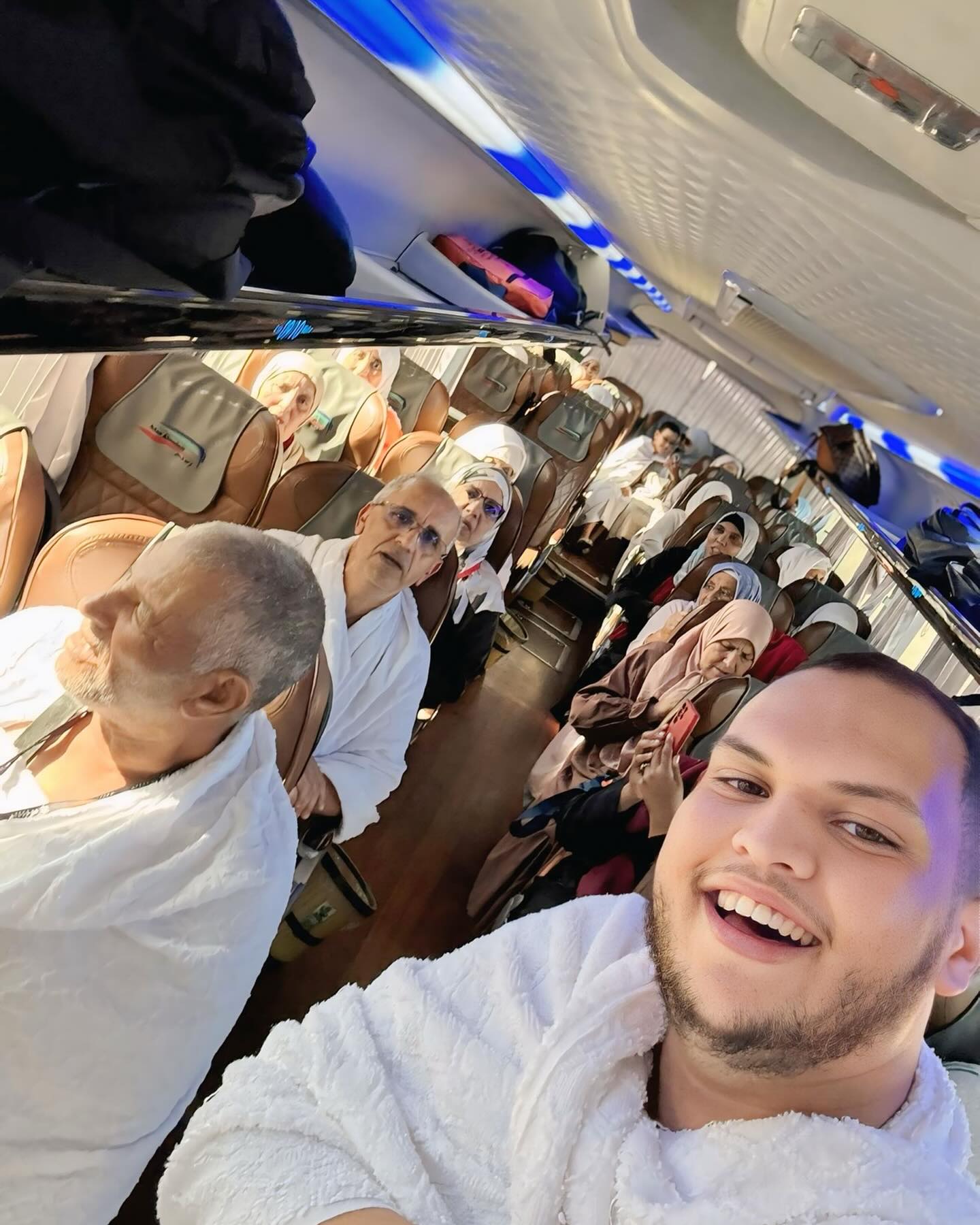 معتمرو الوكالة داخل حافلة الرحلة